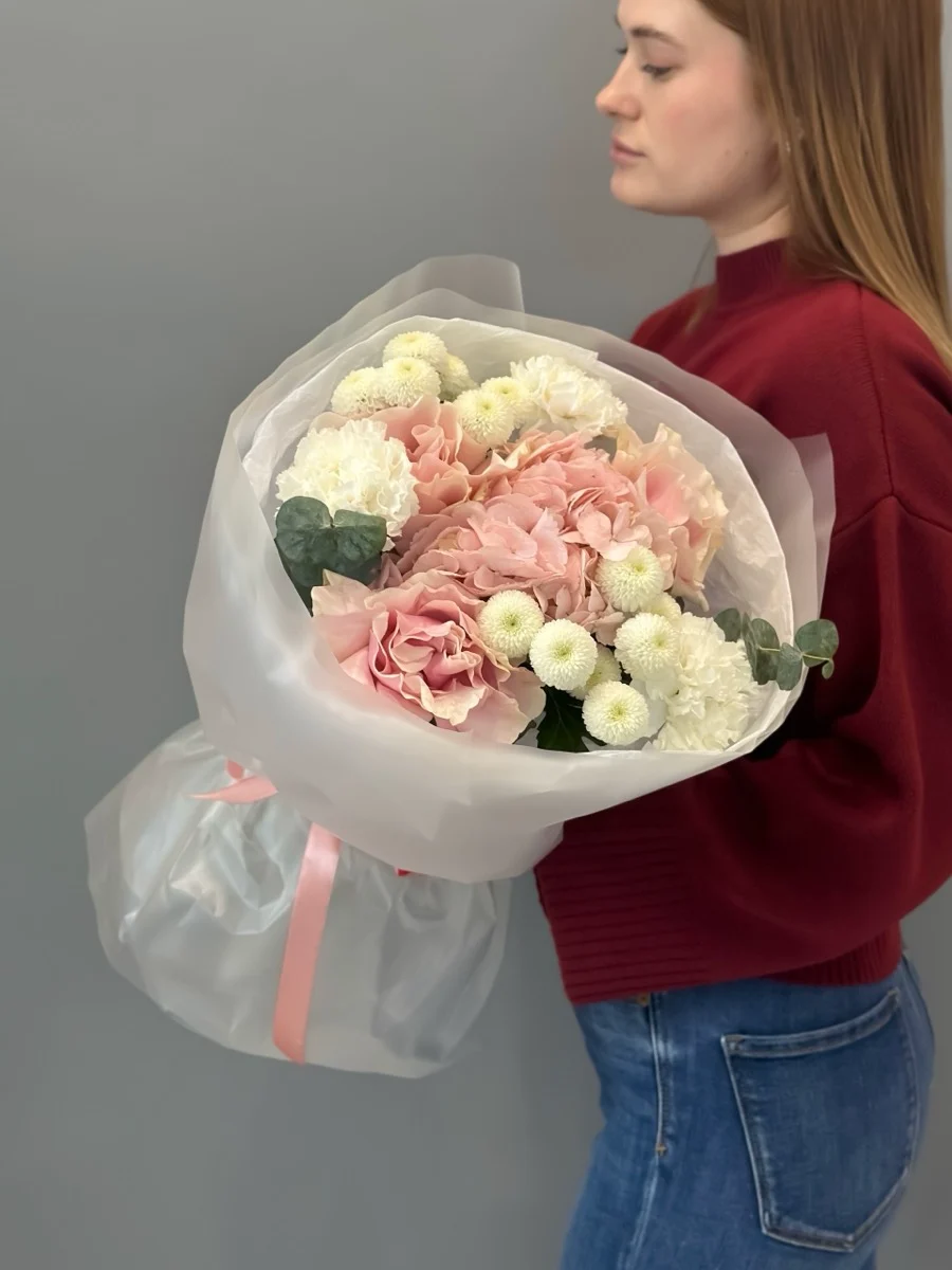 Стильный круглый букет с гортензией и французскими розами