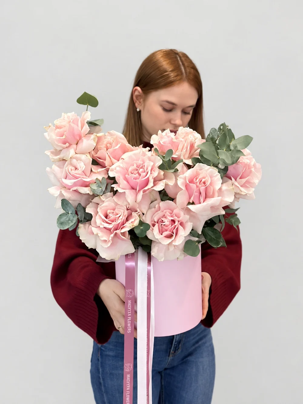 Французские розы в шляпной коробке