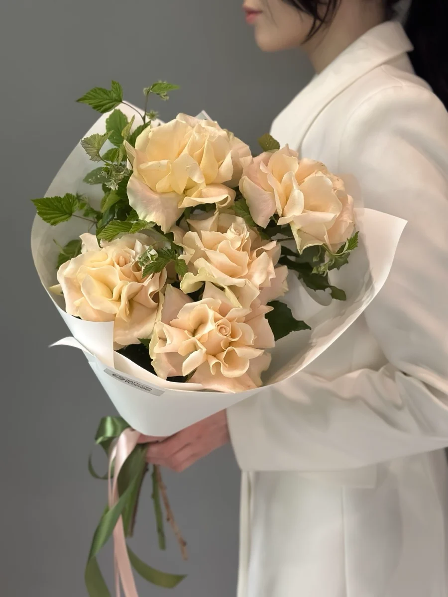 Букет из 5 французских роз с малиной