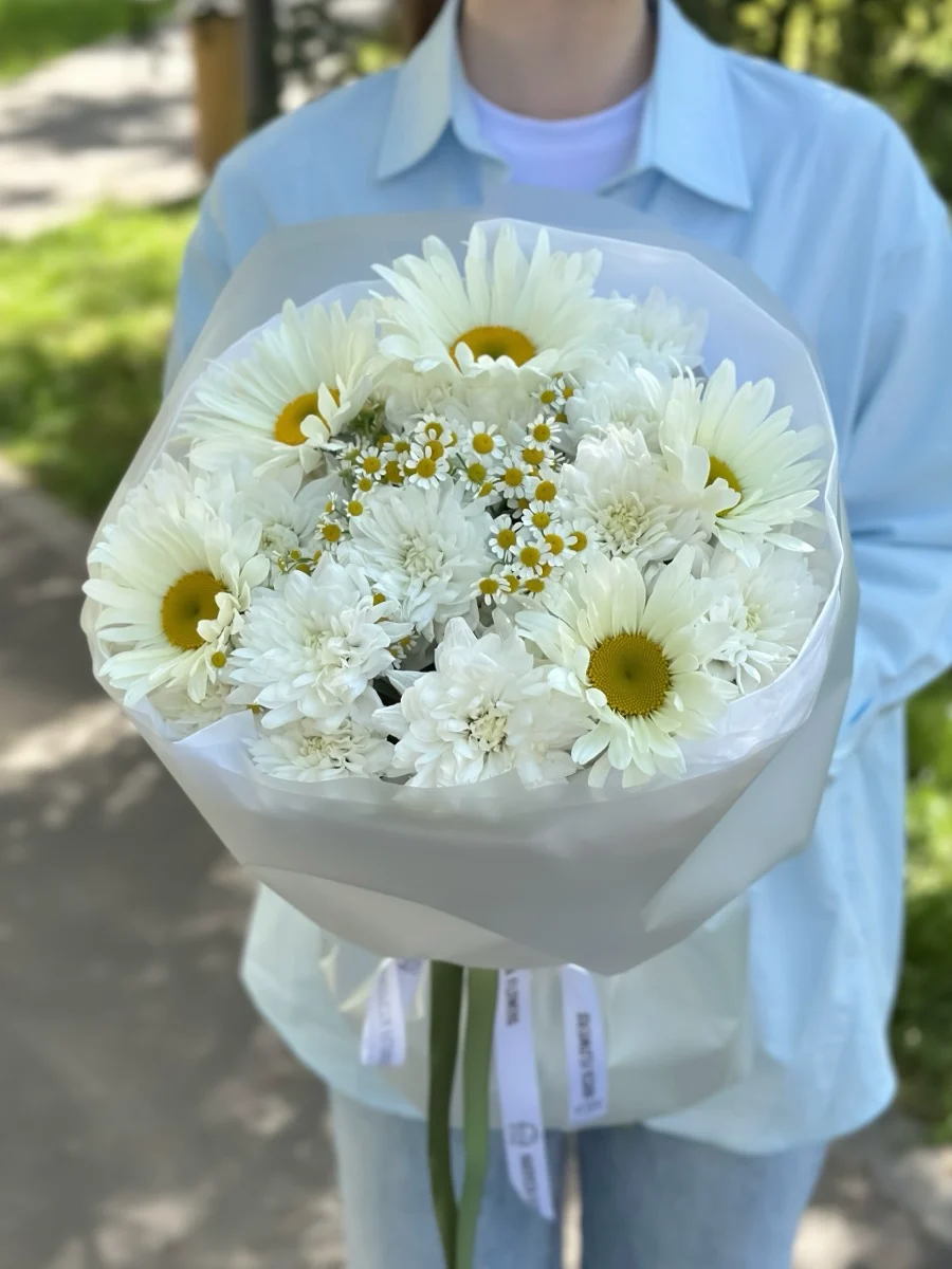 Букет с крупными и мелкими ромашками