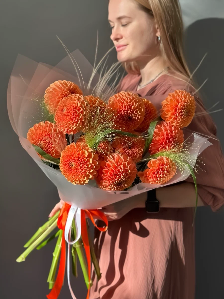 Букет с георгинами (15 штук)