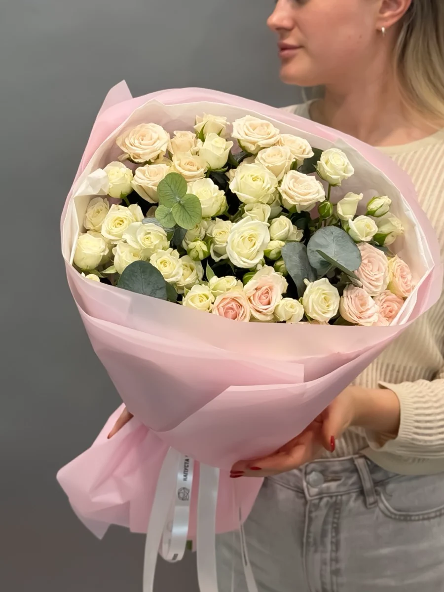 Кустовые розы и эвкалипт (15 штук)