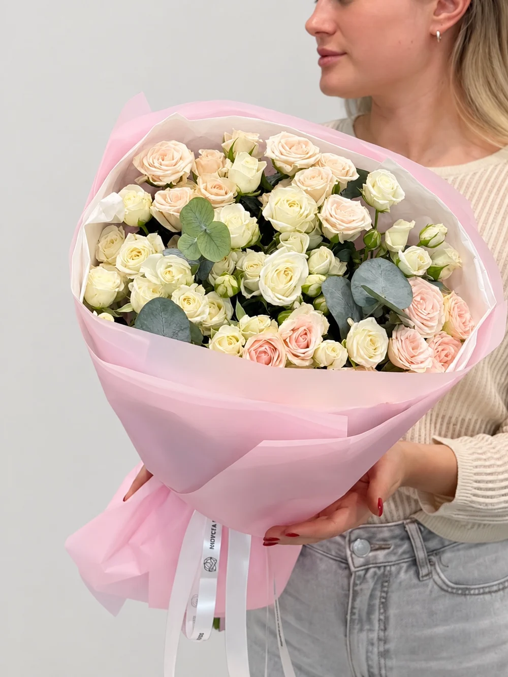 Кустовые розы и эвкалипт (15 штук)