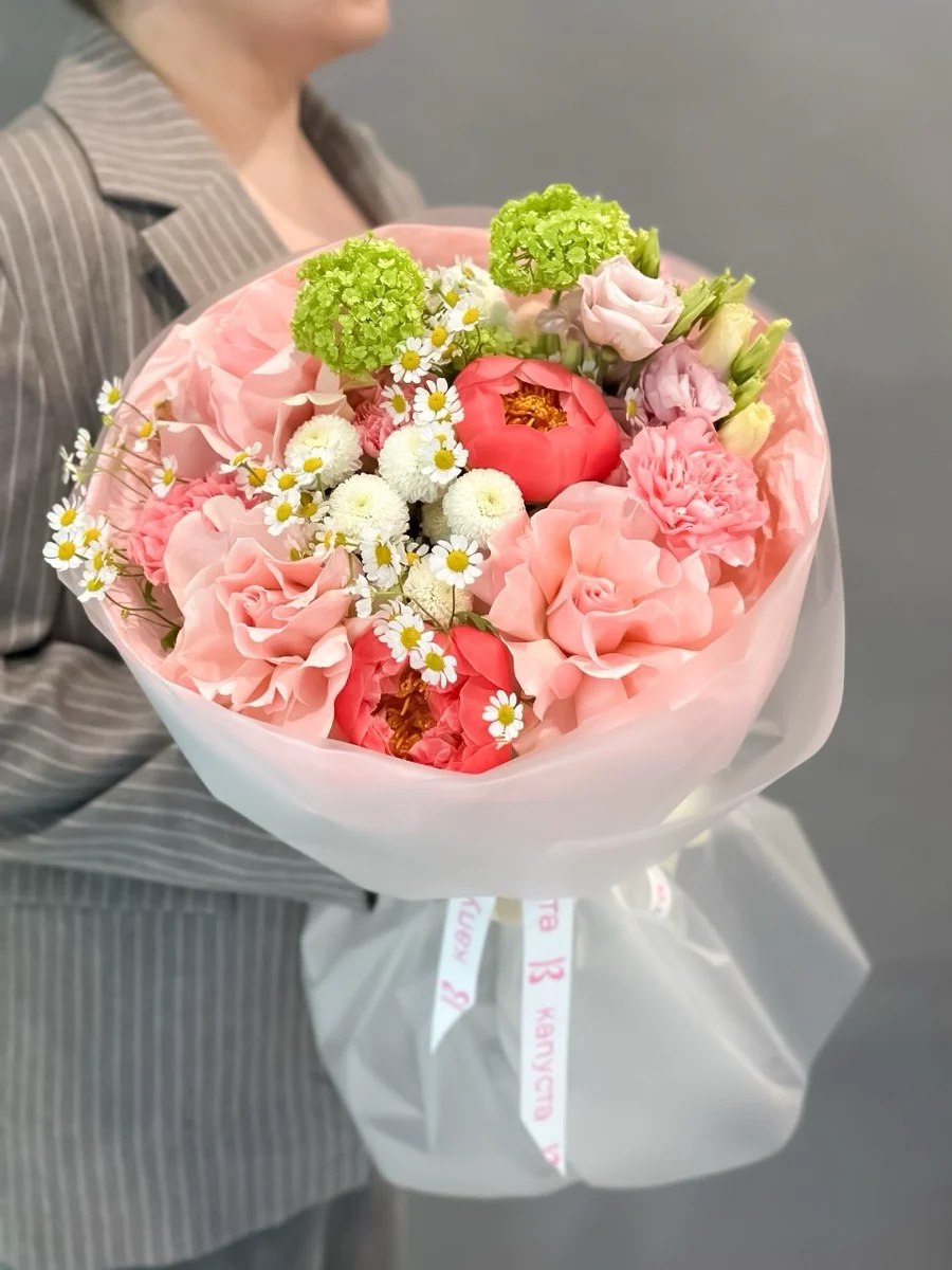 Нежная композиция с пионами, французскими розами и вибурном