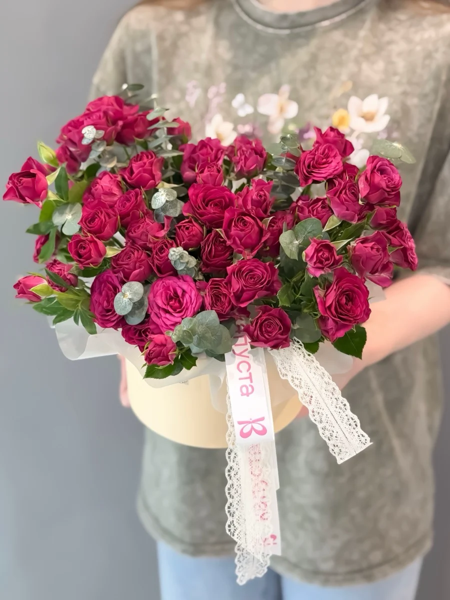 Композиция из кустовых роз и эвкалипта