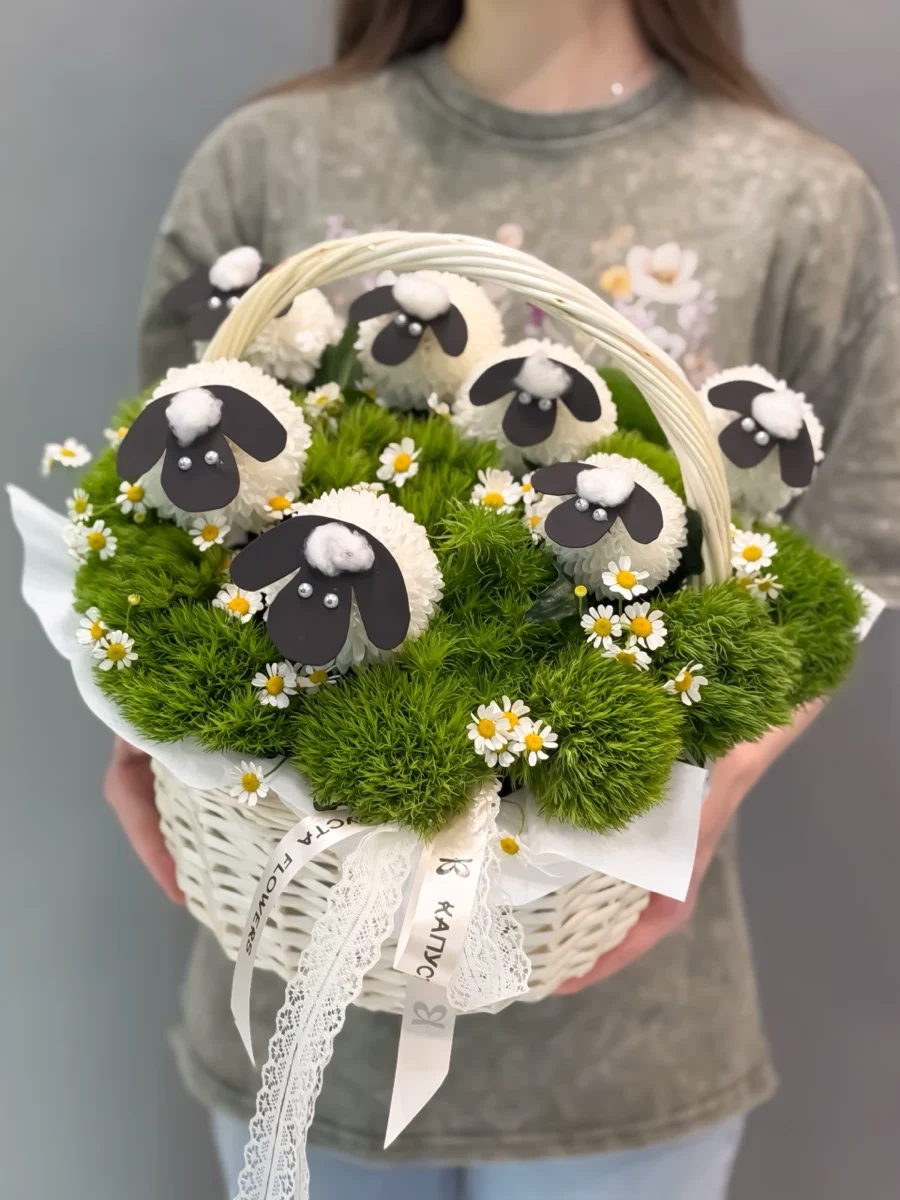 Корзинка с барашками на полянке (7 штук)