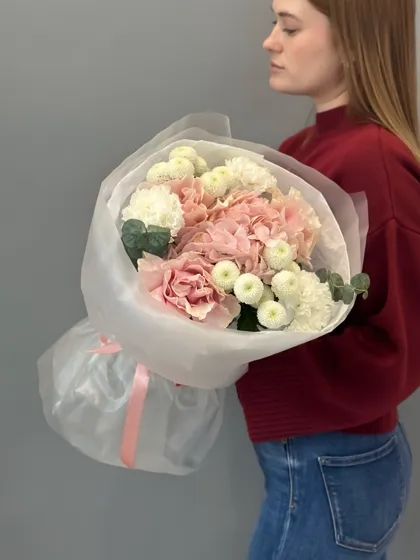 Стильный круглый букет с гортензией и французскими розами