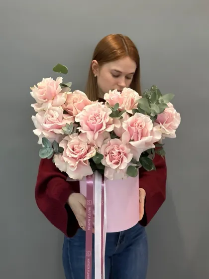 Французские розы в шляпной коробке