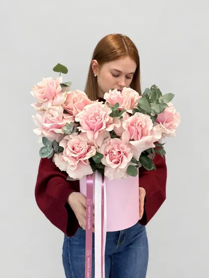 Французские розы в шляпной коробке