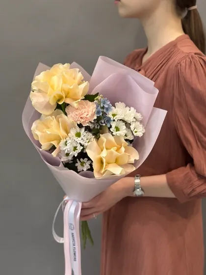Букет с розами, сантини и незабудками