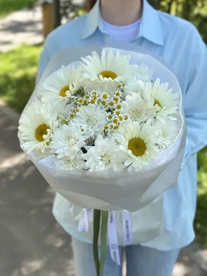 Букет с крупными и мелкими ромашками