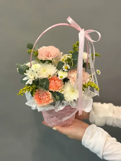 Розовая корзинка с гвоздиками, ромашками, эвкалиптом и хризантемами