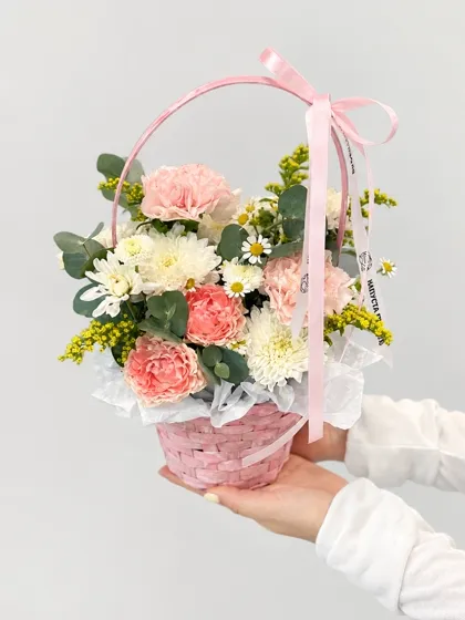 Розовая корзинка с гвоздиками, ромашками, эвкалиптом и хризантемами