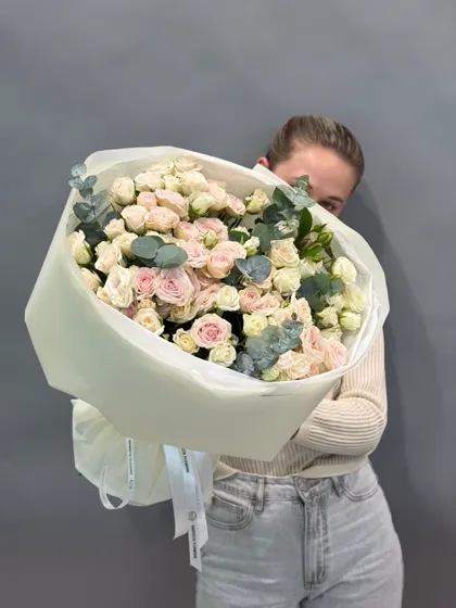 Кустовые розы с эвкалиптом (25 штук)