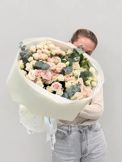 Кустовые розы с эвкалиптом (25 штук)