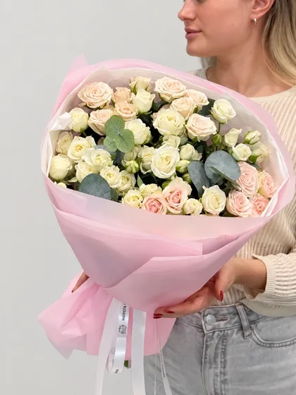 Кустовые розы и эвкалипт (15 штук)