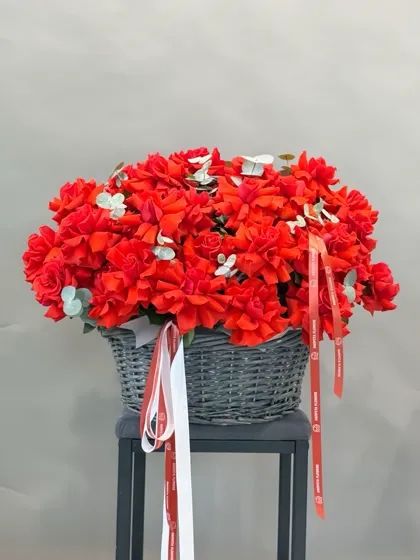 Корзина французских роз с эвкалиптом (51 шт)