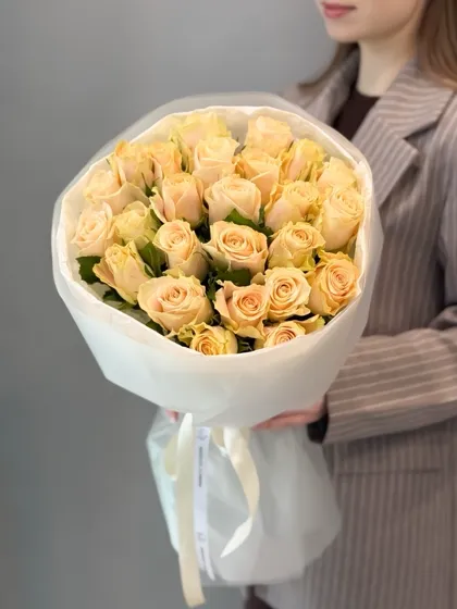 25 кремовых роз