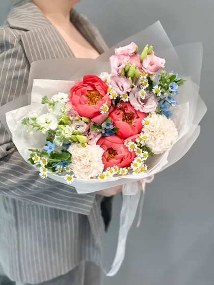 Сочный букет с коралловыми пионами, незабудками и маттиолой