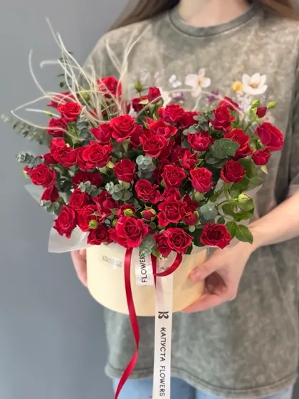 Композиция с кустовыми розами и эвкалиптом