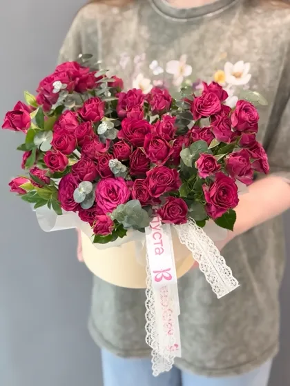 Композиция из кустовых роз и эвкалипта
