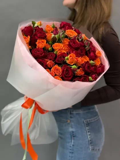 Микс кустовых роз — красные и оранжевые